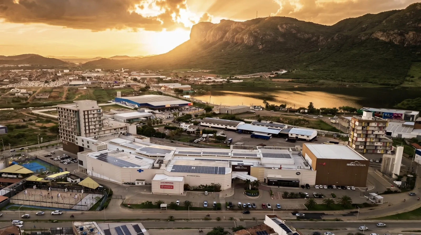 Vista aérea do prédio das futuras instalações do escritório e do entorno, em Serra Talhada, ao pôr do sol
